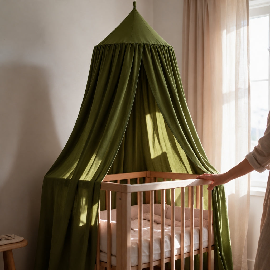 Ciel de lit pour bébé vert olive mixte au-dessus d'un lit bébé