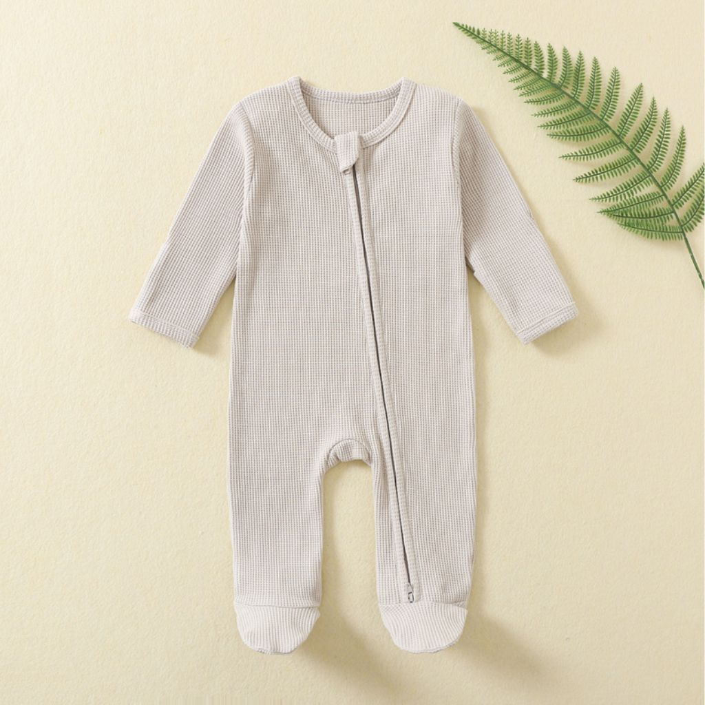 Détail du tissu doux et fermeture zippée de la combinaison pyjama enfant grise