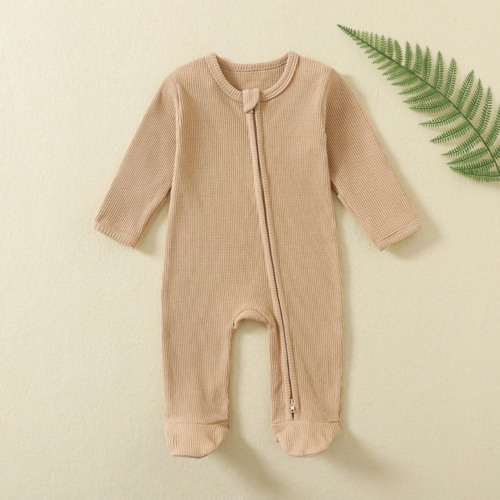 Zoom sur la texture gaufrée en coton de la combinaison pyjama enfant beige