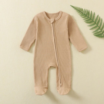 Zoom sur la texture gaufrée en coton de la combinaison pyjama enfant beige