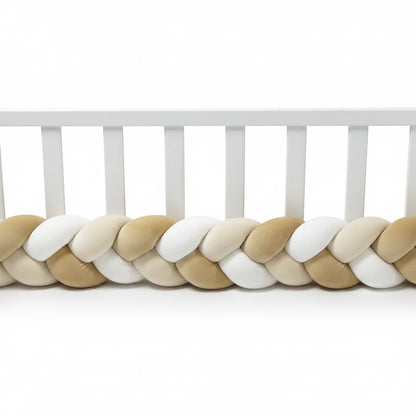 Contour de lit bébé tressé 3 couleurs offrant une protection douce et sécurisée.
