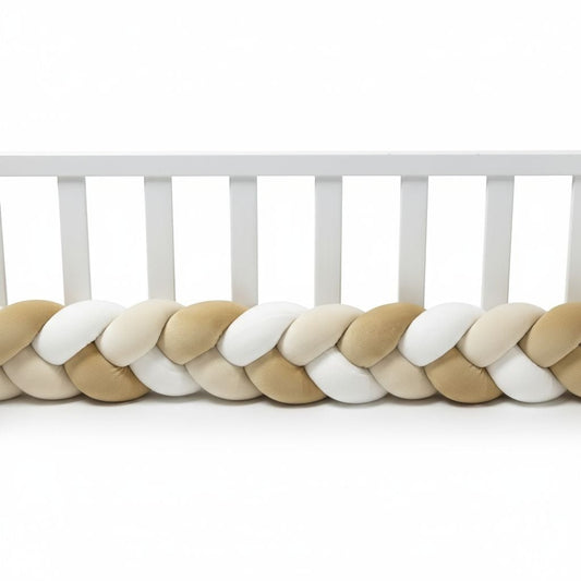 Contour de lit bébé tressé 3 couleurs offrant une protection douce et sécurisée.