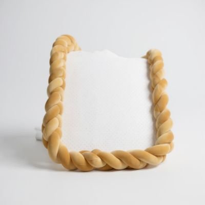 Zoom sur la tresse camel velours utilisée comme contour de lit bébé