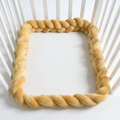 Contour de lit bébé camel présenté en spirale pour montrer la texture velours