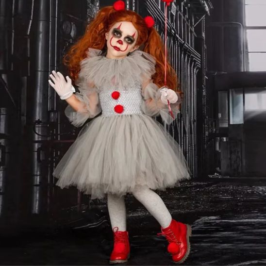 Costume clown enfant fille en tutu gris avec ballon rouge, décor industriel