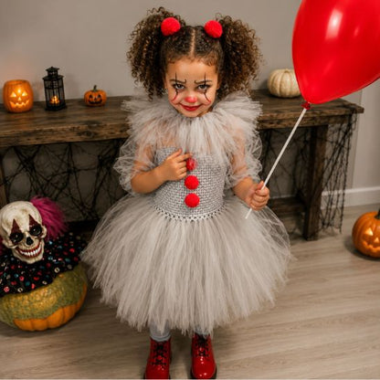 Costume clown enfant fille bouclée avec ballon, ambiance Halloween intérieure