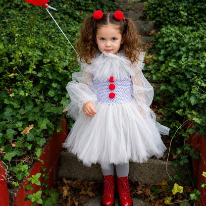 Costume clown enfant fille en extérieur avec bottes rouges et ballon