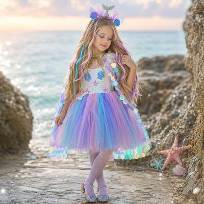 Costume sirène fille sur un chemin de pierres, coucher de soleil