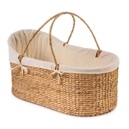 Couffin bébé en osier avec doublure écrue, chambre lumineuse style scandinave.