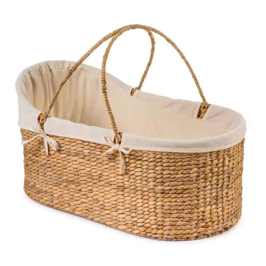 Couffin bébé en osier avec doublure écrue, chambre lumineuse style scandinave.