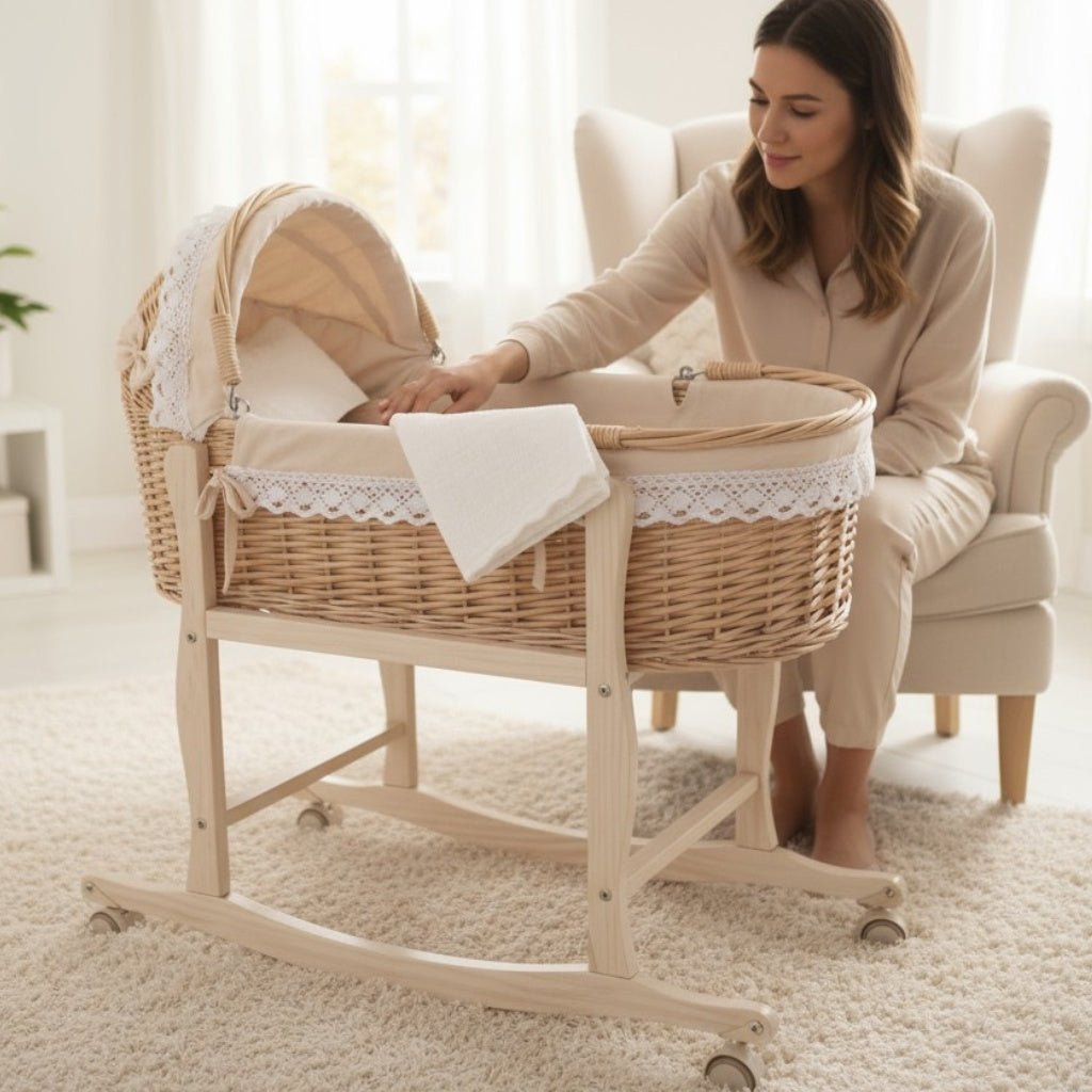 Couffin en osier pour bébé avec capote relevée et nœuds décoratifs.