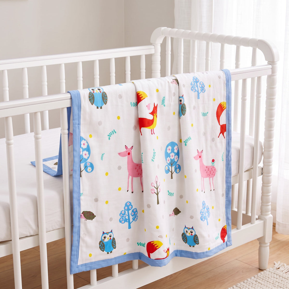 Couverture Bébé – 100% Coton à motifs animaux colorés avec bordure bleu ciel
