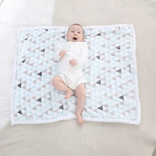 Couverture bébé moelleuse avec motifs triangles pastel