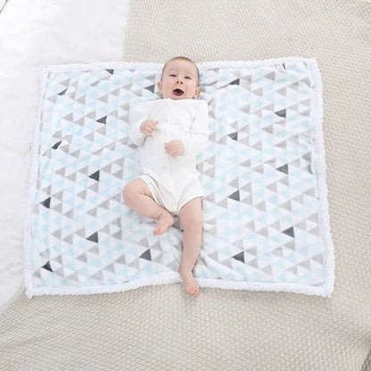 Couverture bébé moelleuse avec motifs triangles pastel