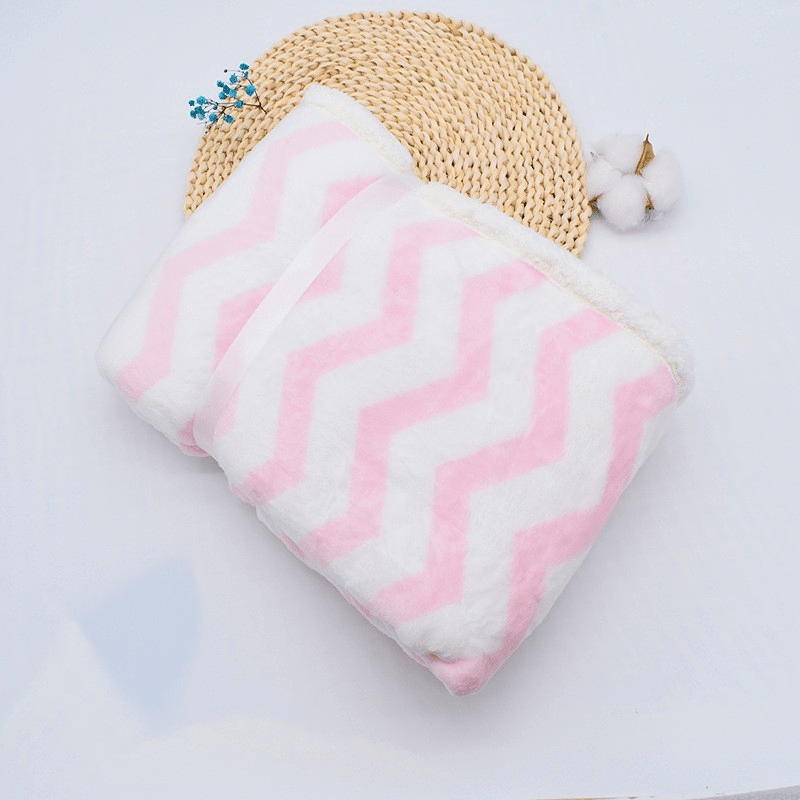 Couverture bébé douce motif chevron rose et blanc
