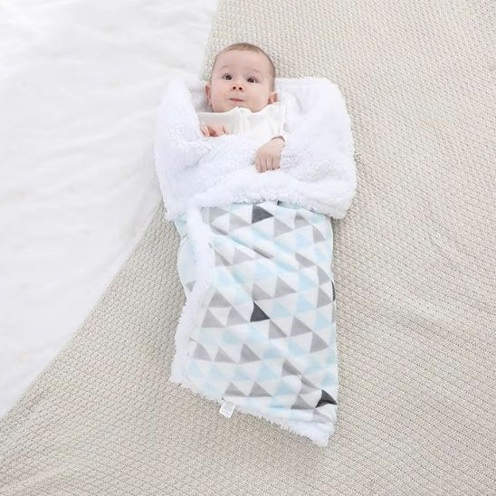 Couverture bébé cocooning motif géométrique bleue et grise