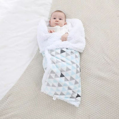 Couverture bébé cocooning motif géométrique bleue et grise