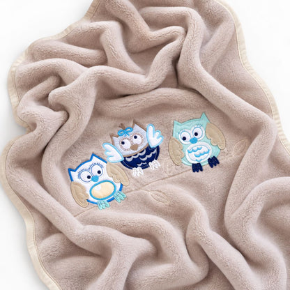 Couverture bébé garçon beige avec hiboux appliqués, drapée