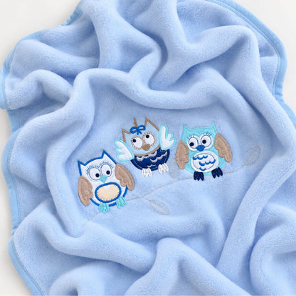 Couverture bébé garçon bleue avec hiboux appliqués, drapée