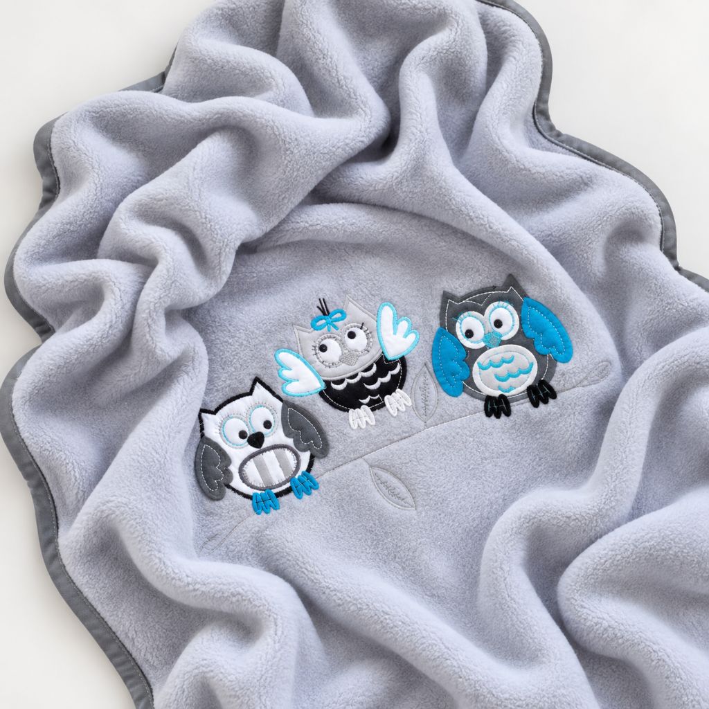 Couverture bébé garçon grise avec hiboux appliqués, drapée