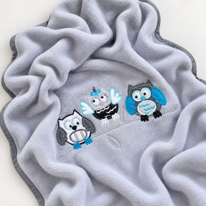 Couverture bébé garçon grise avec hiboux appliqués, drapée