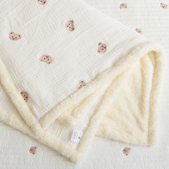 Motifs brodes couverture bebe double gaze coton sherpa