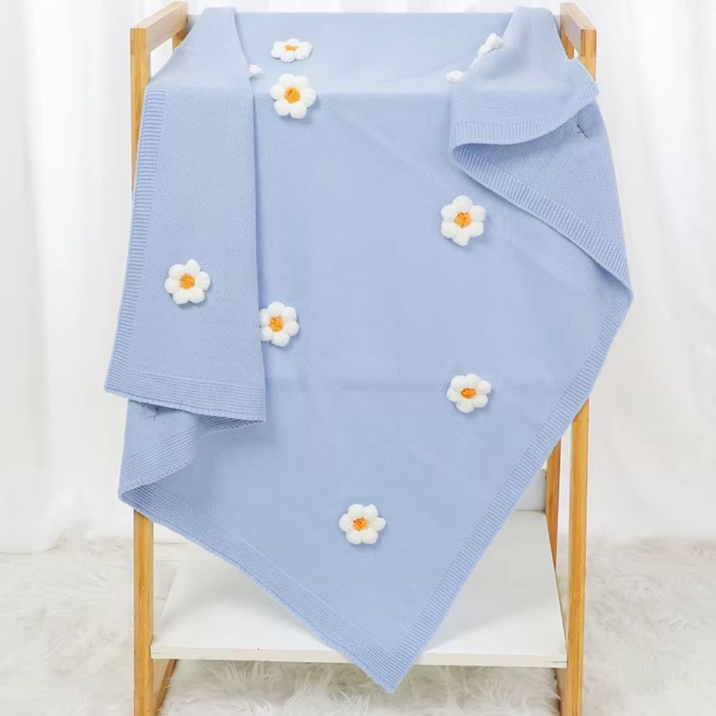 Couverture bebe tricot bleu avec fleurs – Ultra douce et respirante - Spot Bébé