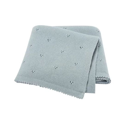 Couverture bébé tricot coloris bleu gris, maille ajourée délicate