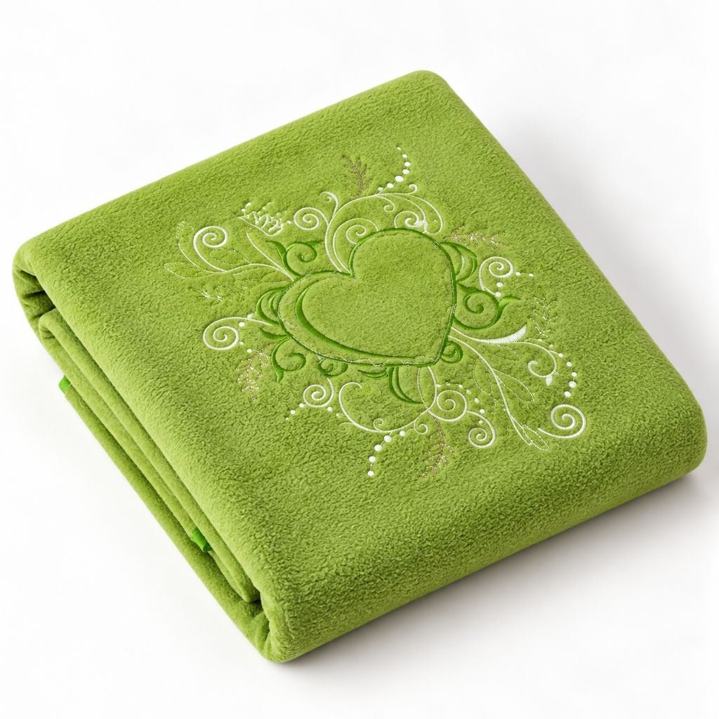 Couverture chaude bébé verte avec cœur brodé, pliée