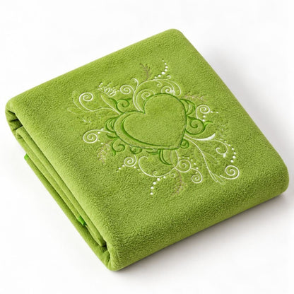 Couverture chaude bébé verte avec cœur brodé, pliée
