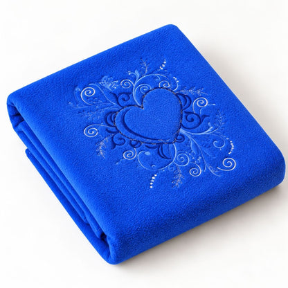 Couverture chaude bébé bleue avec cœur brodé, pliée