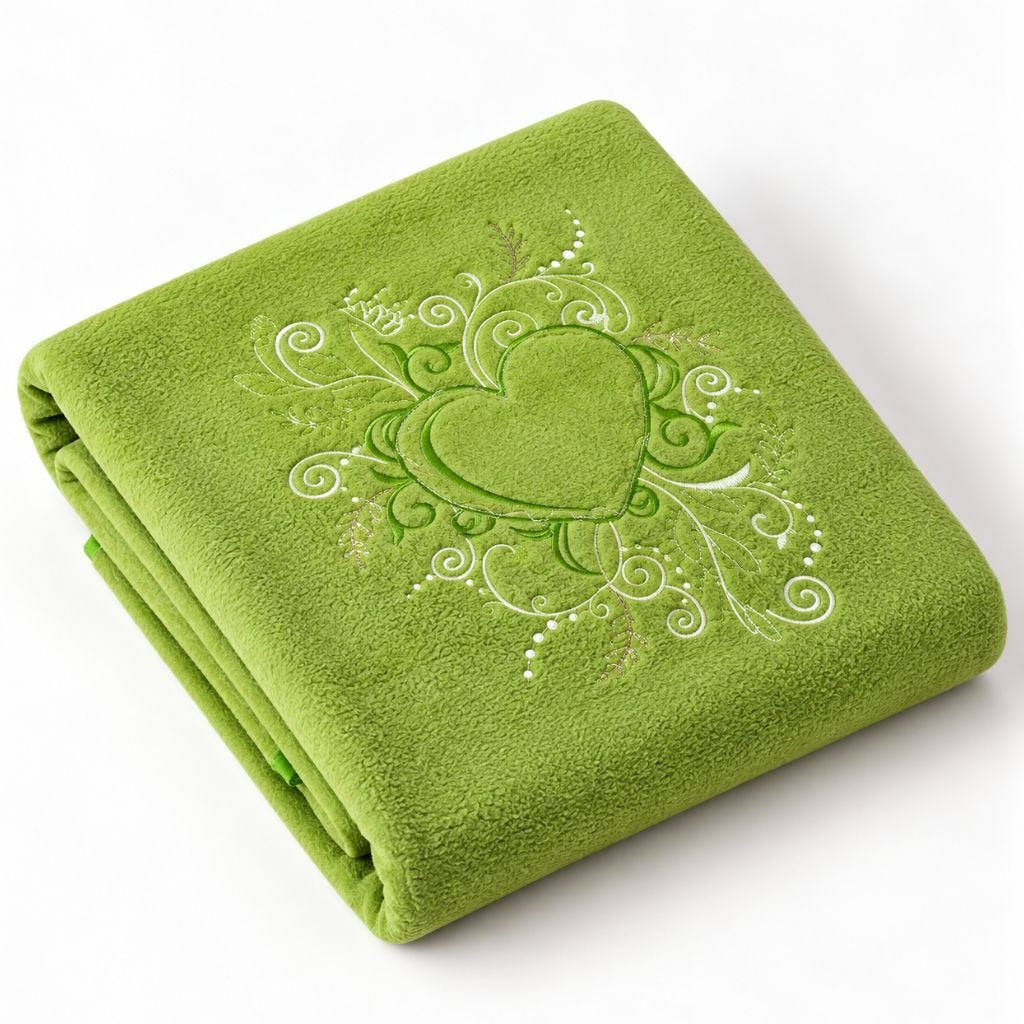 Couverture chaude bébé verte avec cœur brodé, pliée