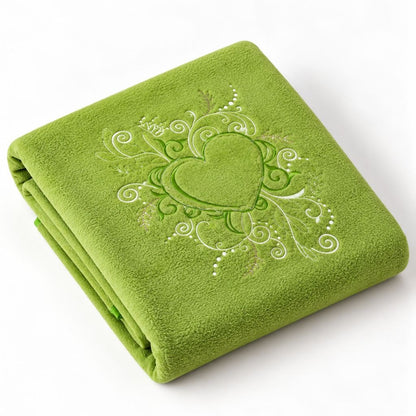 Couverture chaude bébé verte avec cœur brodé, pliée