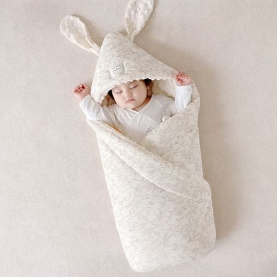 Bébé endormi dans la couverture emmaillotage Givre motif fleurs – Spot Bébé