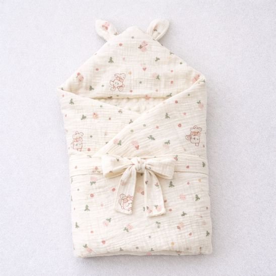 Couverture emmaillotage légère Doudou motif fleurs et fraises ouverte – Spot Bébé