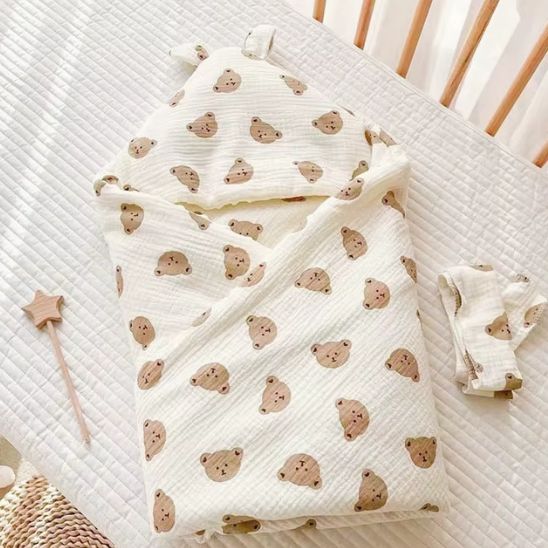 Couverture emmaillotage légère Minuit motif oursons beiges dans le berceau – Spot Bébé