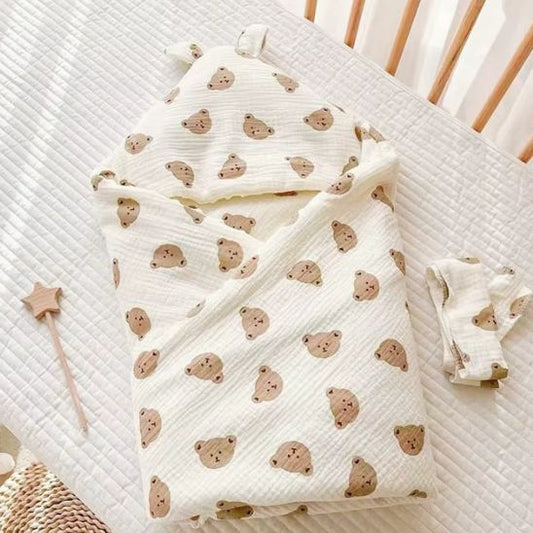 Couverture emmaillotage légère Minuit motif oursons beiges dans le berceau – Spot Bébé