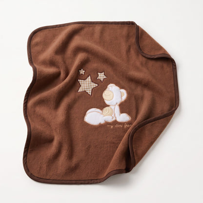 Couverture en polaire bébé marron avec ourson brodé, déployée à plat