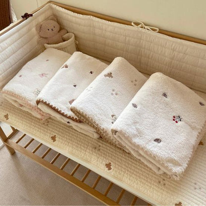 Detail texture couverture enfant en sherpa douce et epaisse