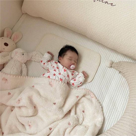Couverture enfant en sherpa douceur cocon pour sieste bebe