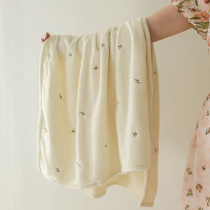 couverture pour enfant tenu dans les bras d'une femme pour montrer en démonstration.