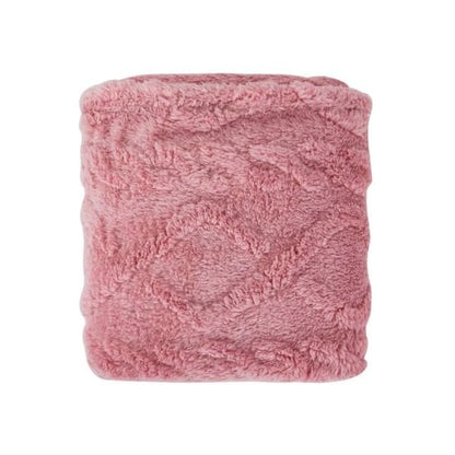Couverture lit bébé rose en coral fleece pliée, texture douce et moelleuse