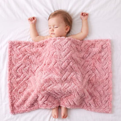 Bébé endormi recouvert de la couverture lit bébé rose, vue du dessus