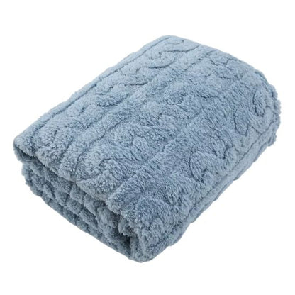 Couverture lit bébé bleue en coral fleece roulée, coloris apaisant