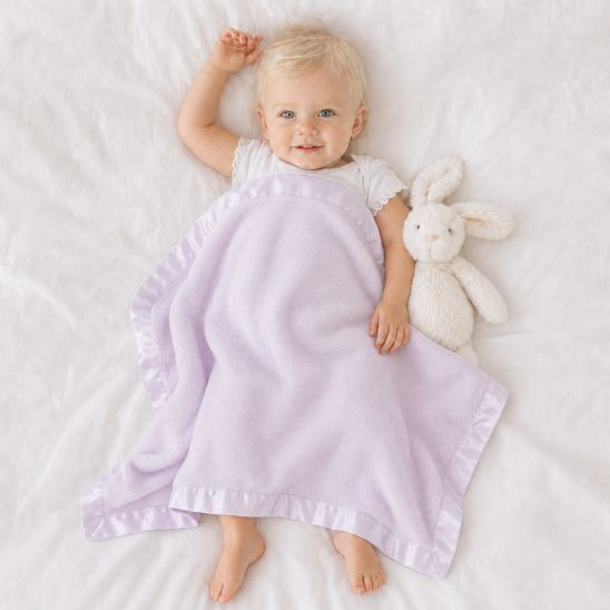 Enfant enveloppé dans une couverture naissance bébé lilas