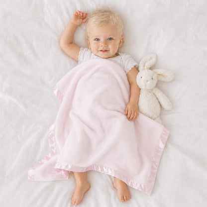Enfant enveloppé dans une couverture naissance bébé rose