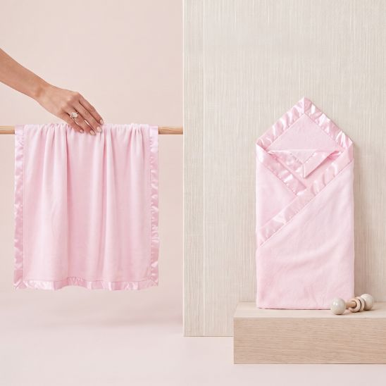 Couverture naissance bébé rose dépliée pour l’emmaillotage