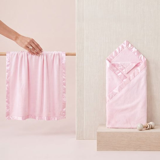 Couverture naissance bébé rose dépliée pour l’emmaillotage