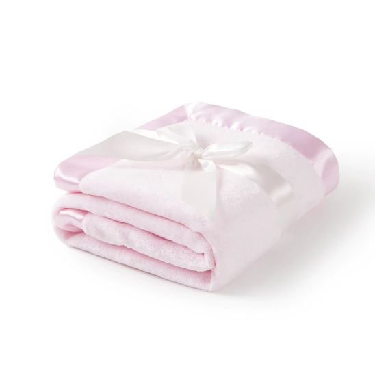 Couverture naissance bébé rose pliée avec finition en satin