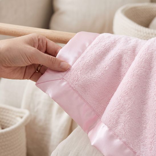 Détail de la flanelle rose et de la bordure satinée